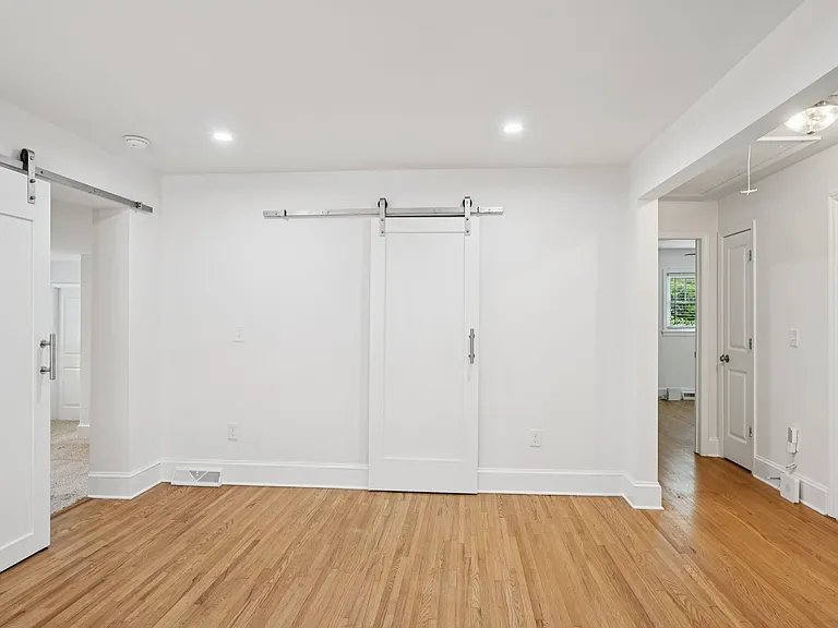 2318 Amesbury Ave — Photo 5