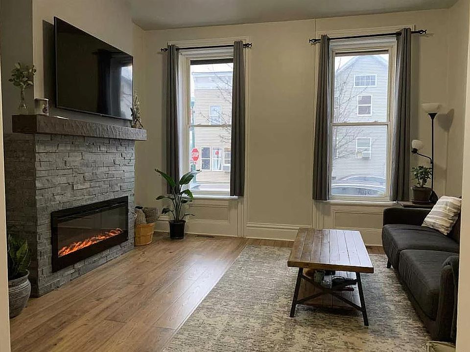 1st image of 412 1st St #1