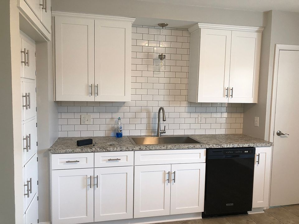 1st image of 2019 Russell Ave #1