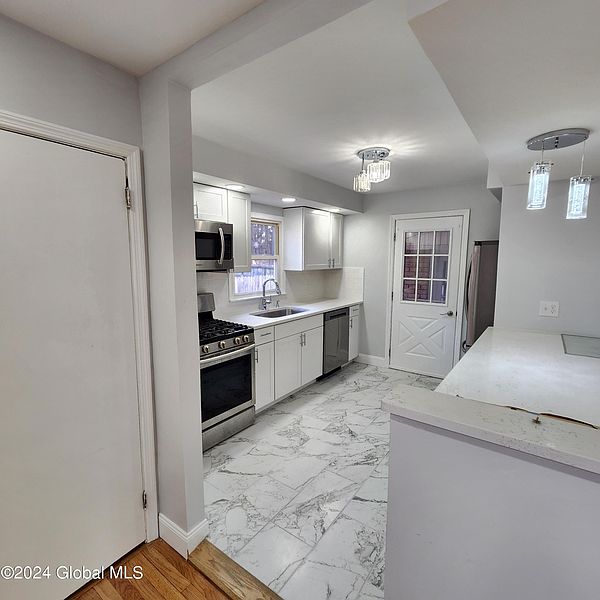5th image of 220 Cromer Avenue