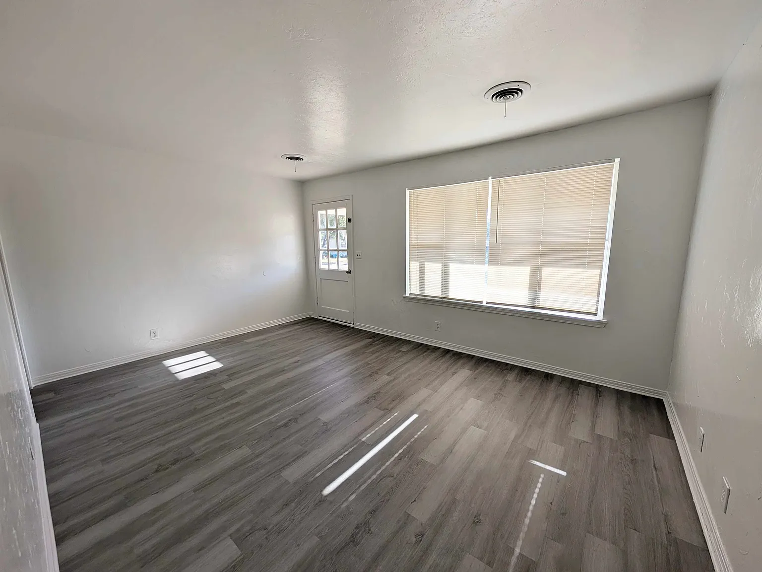 4 bed, 1.5 bath, 1376 sqft, $1,300 — Photo 3