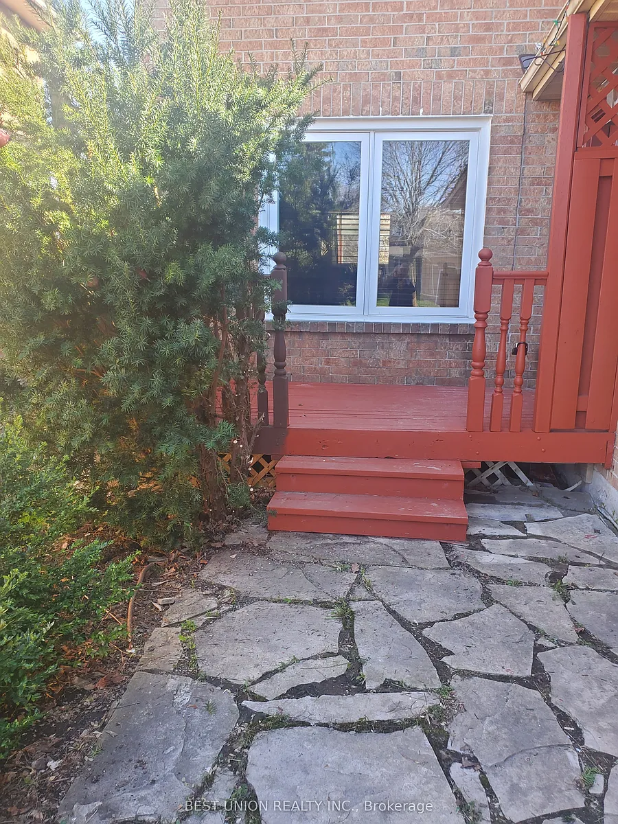 Building Photo - 104 Houseman Cres