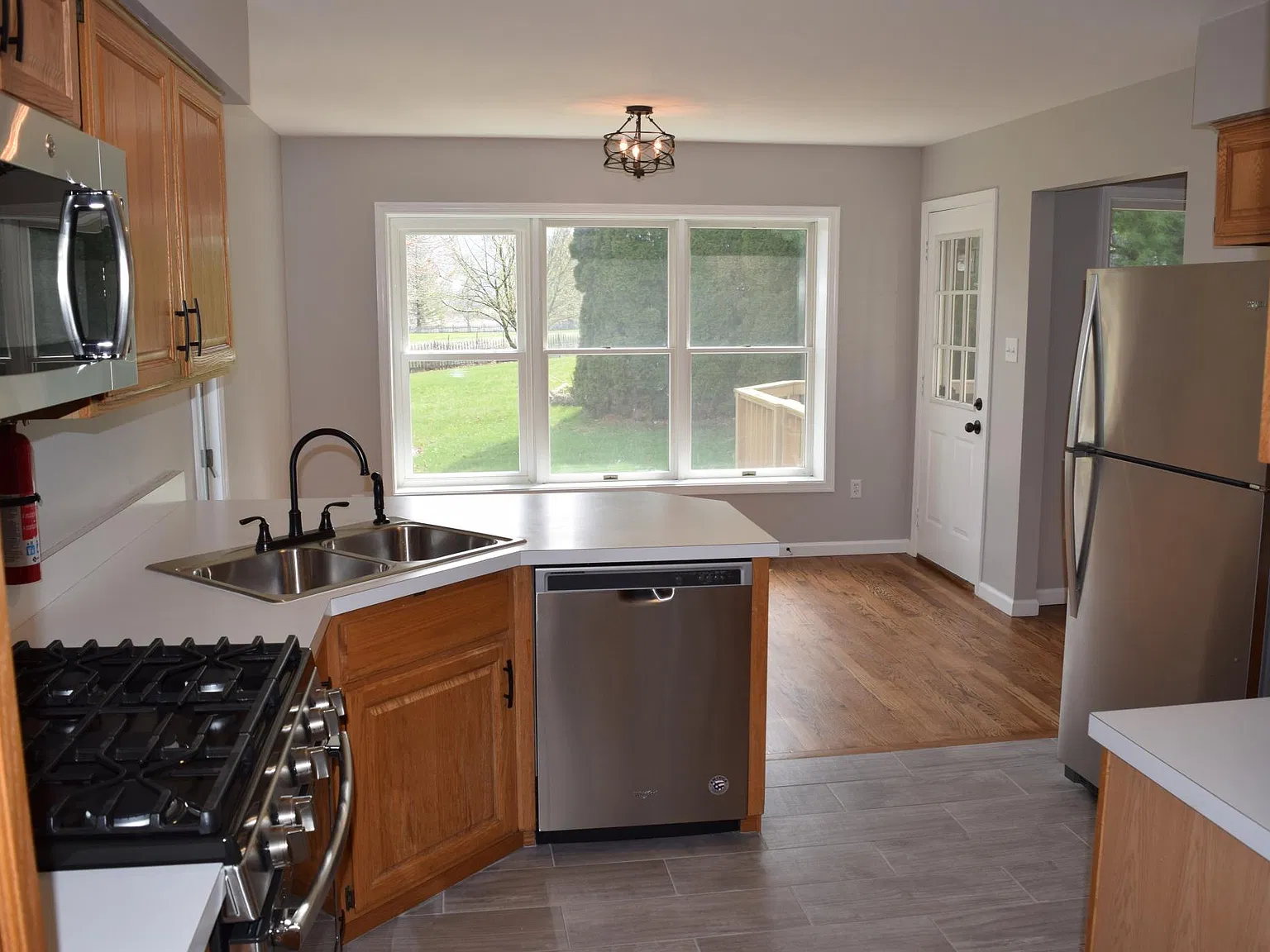 3 bed, 2600 sqft, $2,700 — Photo 3