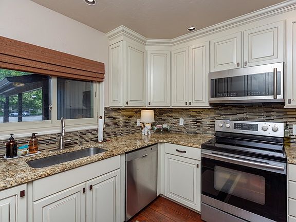 5th image of 2940 Beechwood St