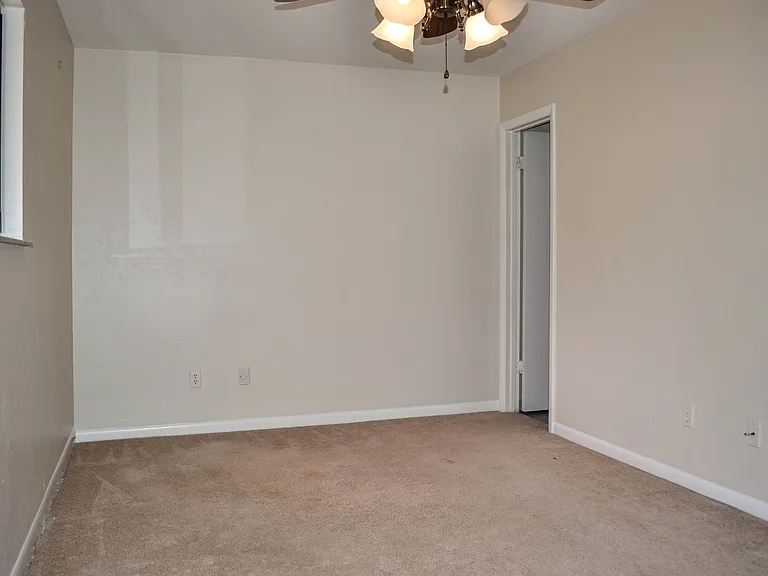 6941 SW 45th Ave — Photo 7