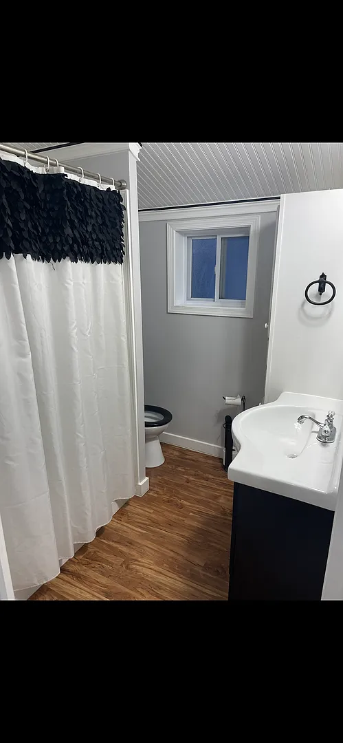Lovely 4 Bedroom John Ball Park — Photo 4