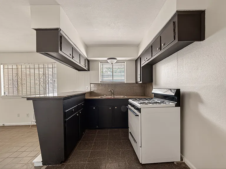 2708 Oakcliff St #6 — Photo 3