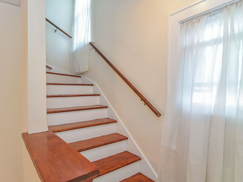 Wide Stair Case With Landing