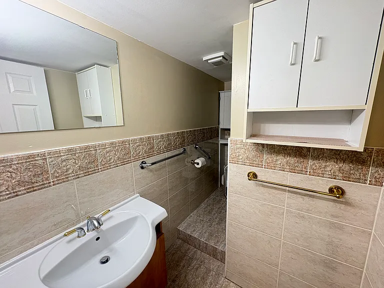 378 Barton St #4 — Photo 6