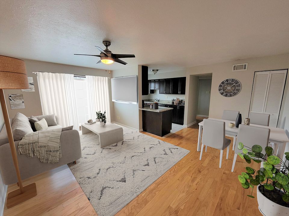 Gorgeous Living Room entrance 
Hardwood floors 
Modern Ceiling fan