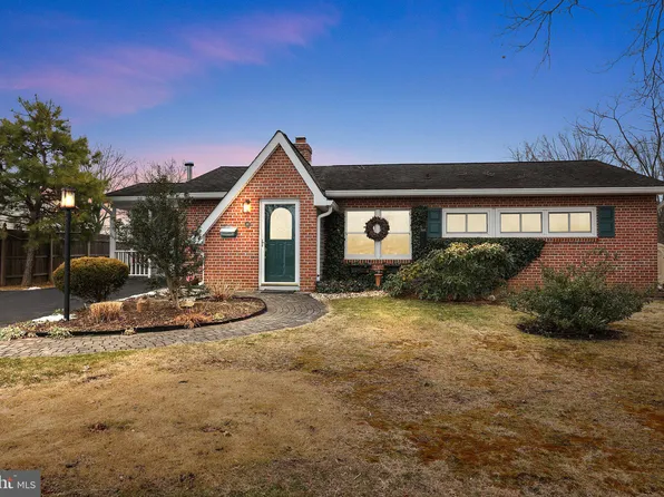 48 Thorny Apple Ln, Levittown, PA 19054