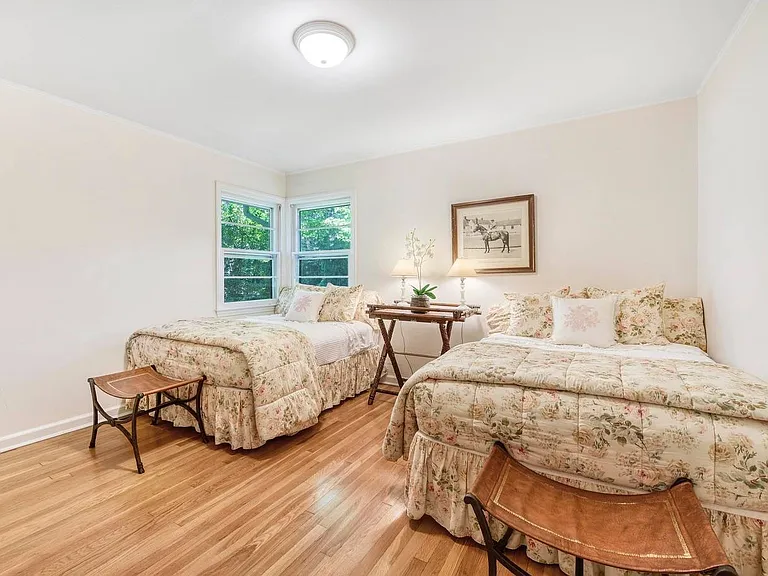 33 Apaquogue Rd — Photo 6