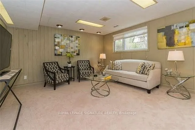 12 Lacewood Cres — Photo 11