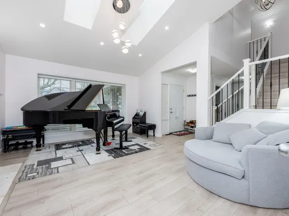 8769 215b St, Langley, BC V1M 2E6