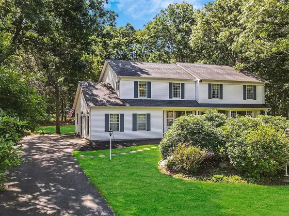 25 Golf Club Circle, Manorville, NY 11949