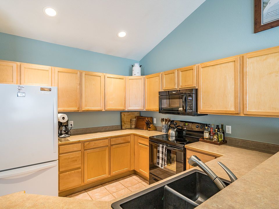 Fully stocked kitchen (we cook a lot) with lots of counter space. Not pictured, 4 bar stools over the counter to the right allow convo with the chef or extra places to eat :-)