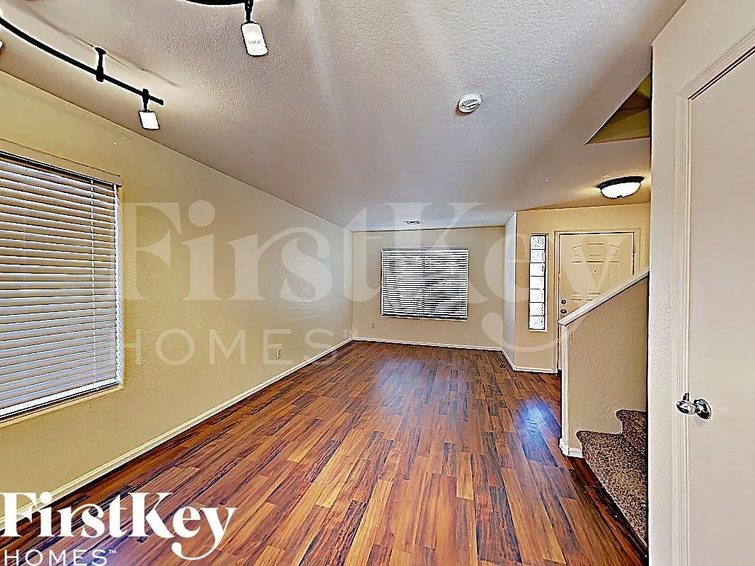 4 bed, 2.5 bath, 2232 sqft, $2,585 — Photo 2