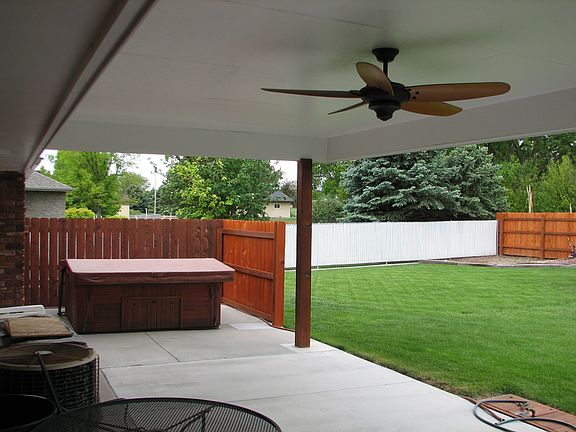 hot tub & covered patio
