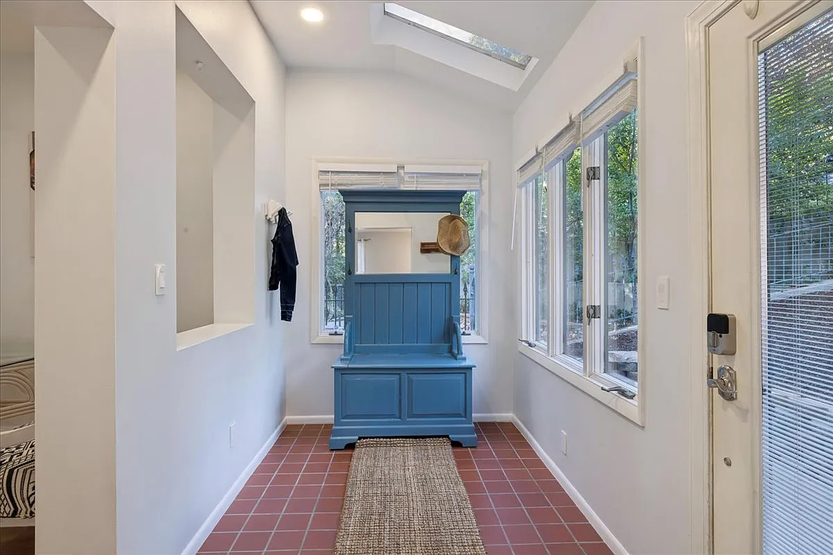 3 bed, 2368 sqft, $3,800 — Photo 4