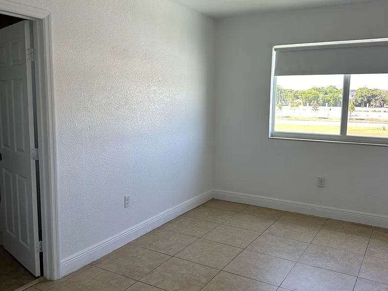 689 NW 6th St — Photo 3