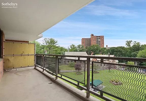 3rd image of 4901 Henry Hudson Pkwy W APT 5G