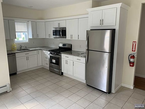4th image of 378 Broad Ave Unit 1