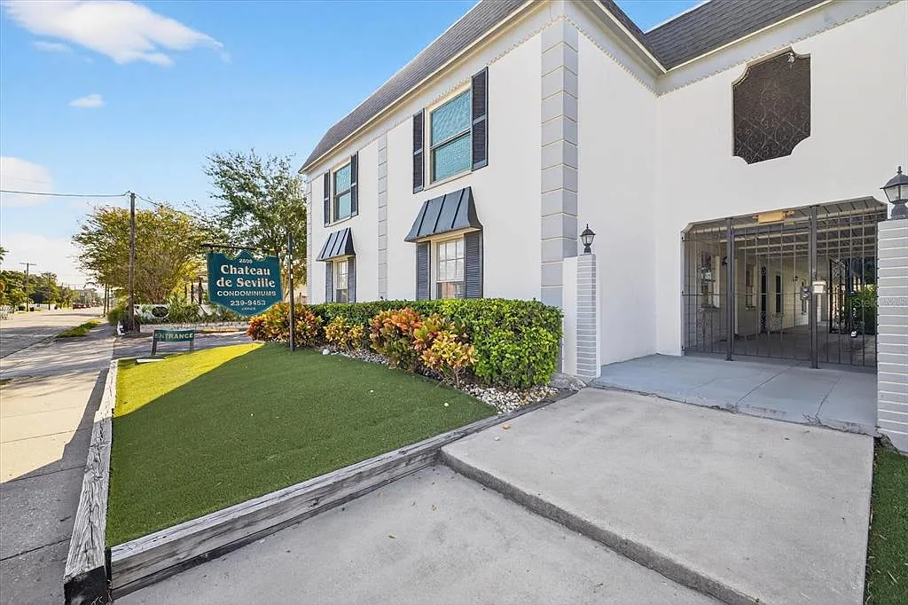 Building Photo - 2808 W Azeele St #205