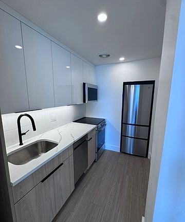 3rd image of 139 Erasmus St #2A