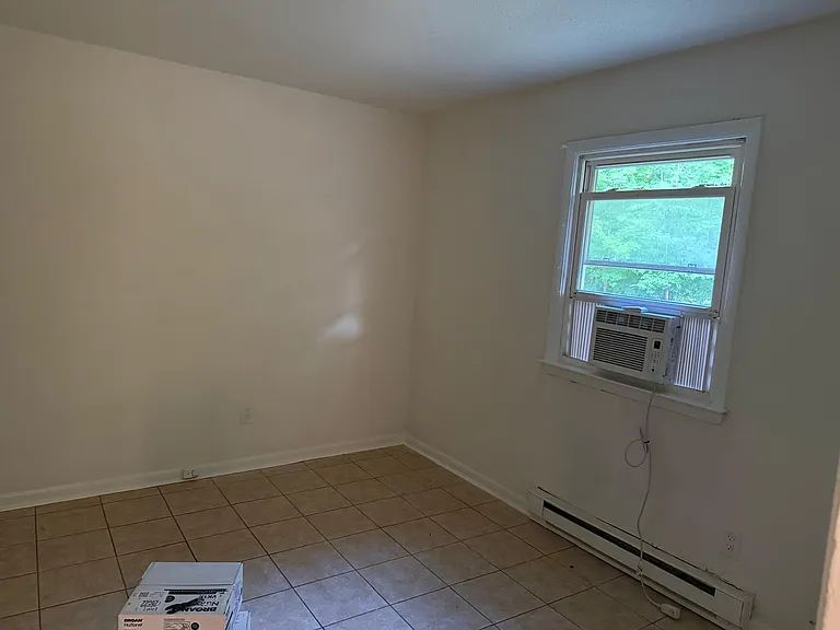 1403 Saxon Ct — Photo 9