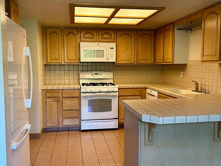 806 Isbel Ct — Photo 10