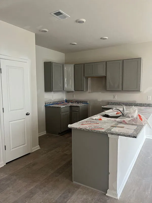 3 bed, 3.0 bath, 1500 sqft, $3,500 — Photo 2