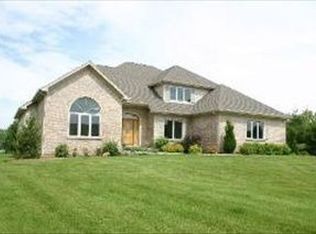 16 Lorraine Ct, Cary, IL 60013