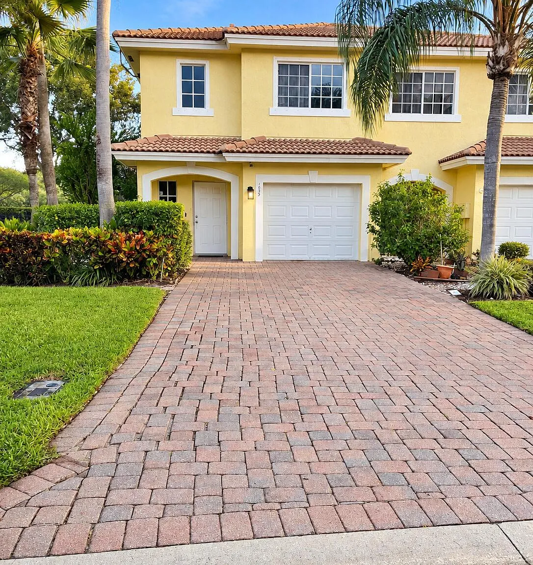 3 bed, 2.5 bath, 1689 sqft, $2,800 — Photo 1