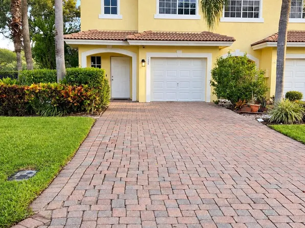 1035 Imperial Lake Rd, West Palm Beach, FL 33413