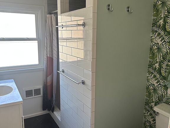 2nd image of 755 NE Estes Ave