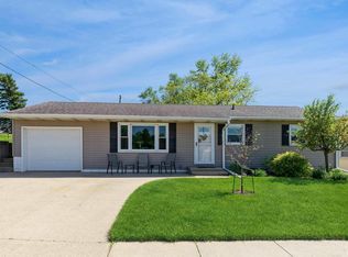 921 14th St, De Witt, IA 52742