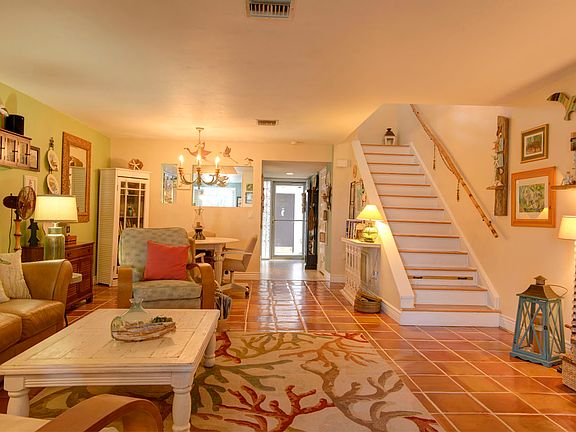 4th image of 230 Queens Ct