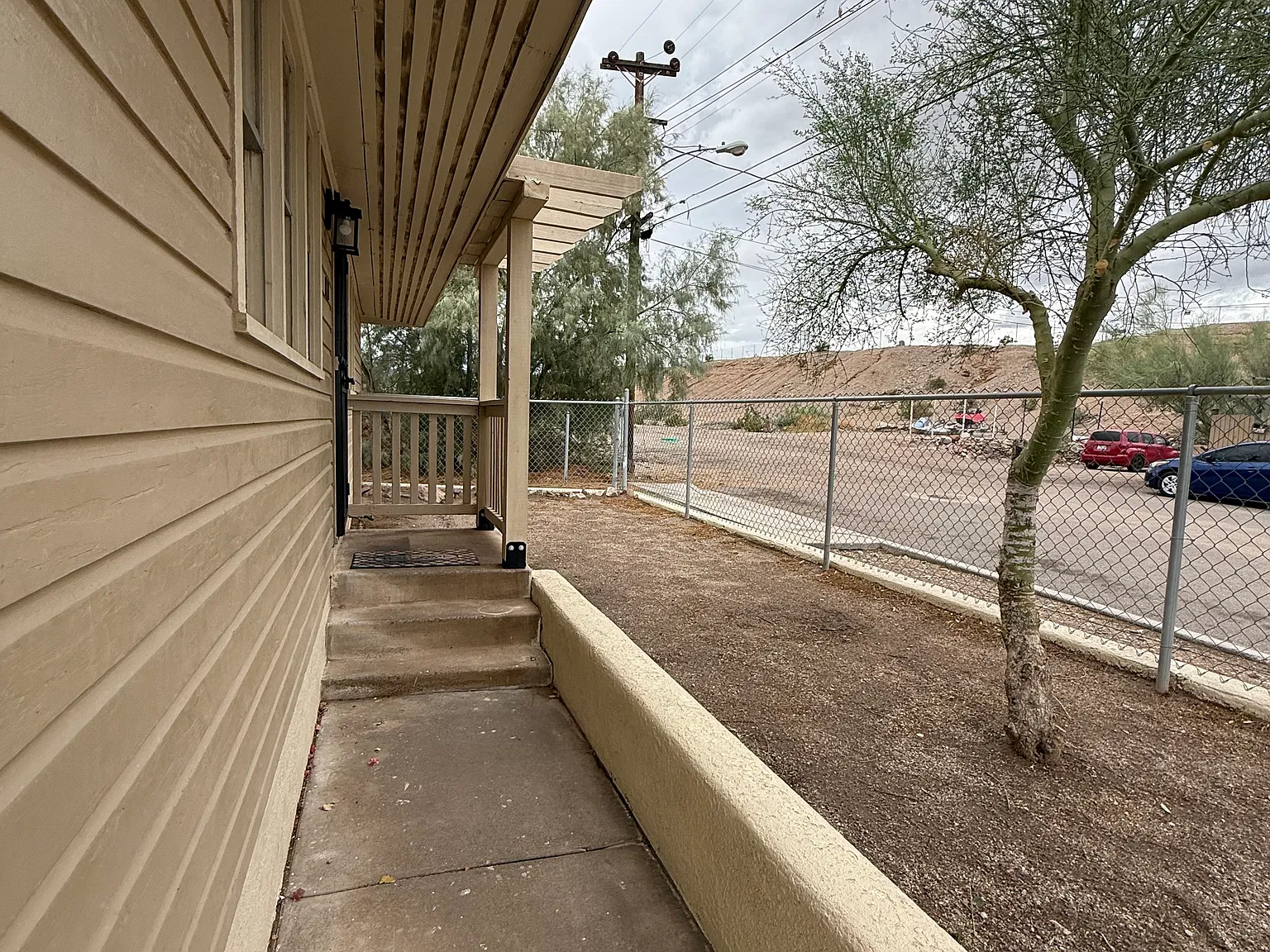 811 Downey Ave — Photo 2