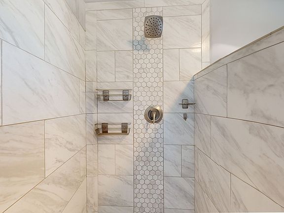 3rd image of 1105 Summerville Cir