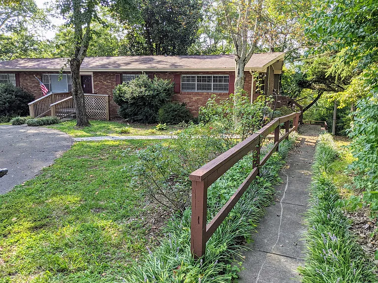 319 Walsh Rd #B — Photo 8