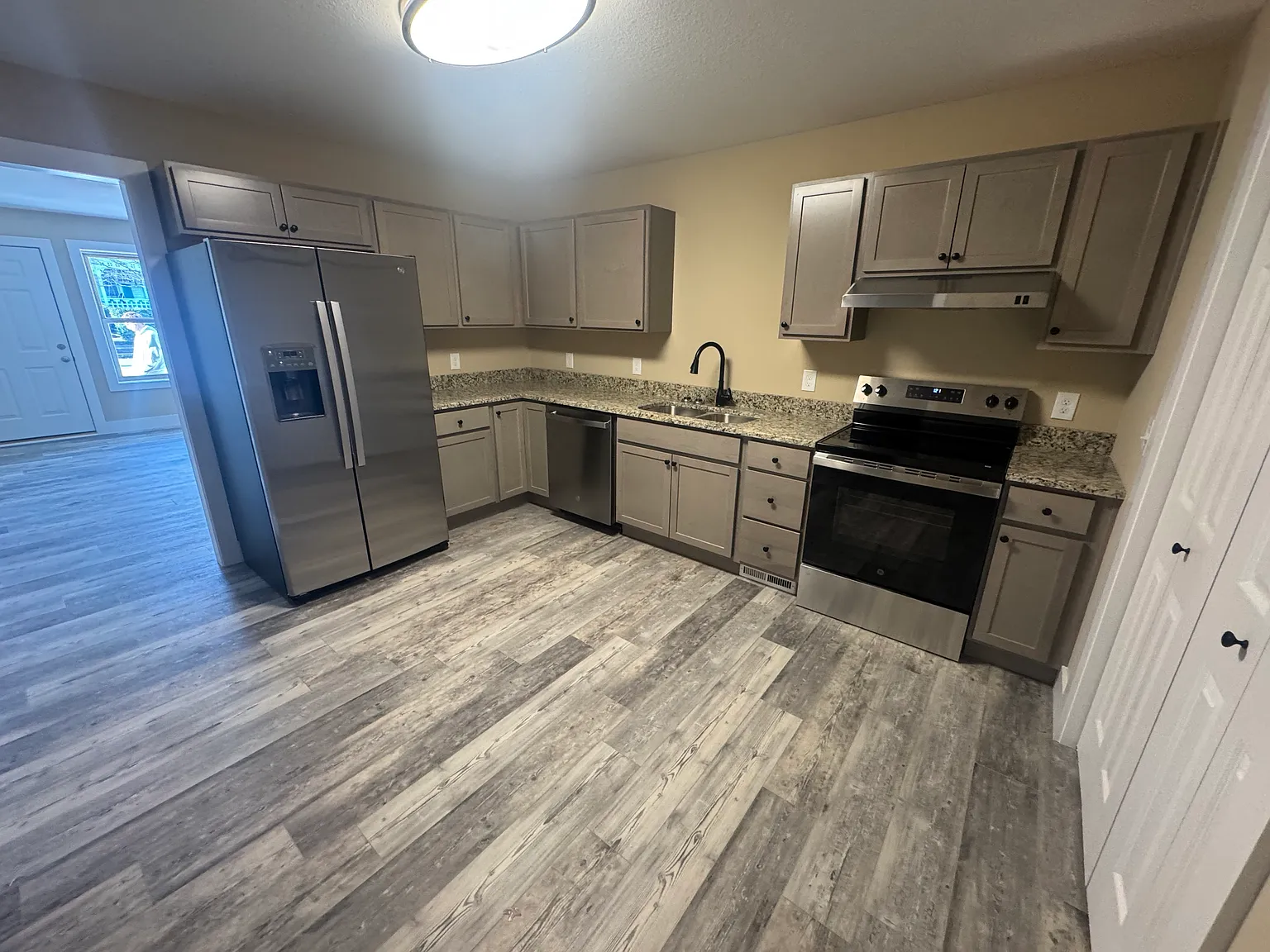 2 bed, 1000 sqft, $1,300 — Photo 4