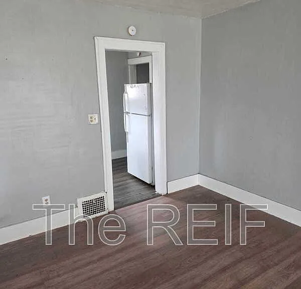 1023 Barrie Ave — Photo 3