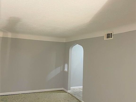5th image of 23760 Hartland Dr