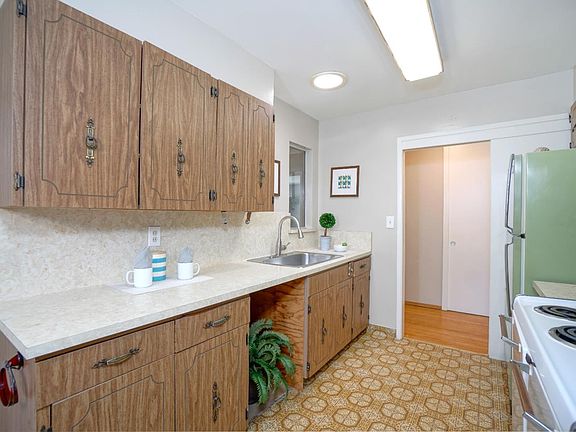 5th image of 629 Cornelia Ct