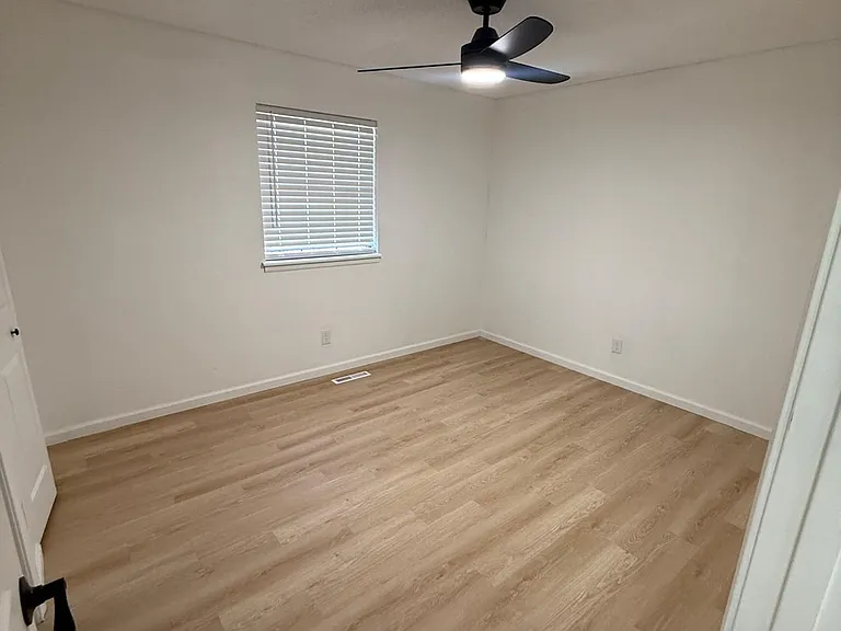 12518 S Locust St — Photo 10