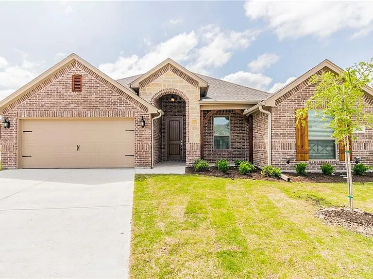 305 Jasmine Ct — Photo 1