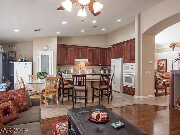 2nd image of 2120 W El Campo Grande Ave