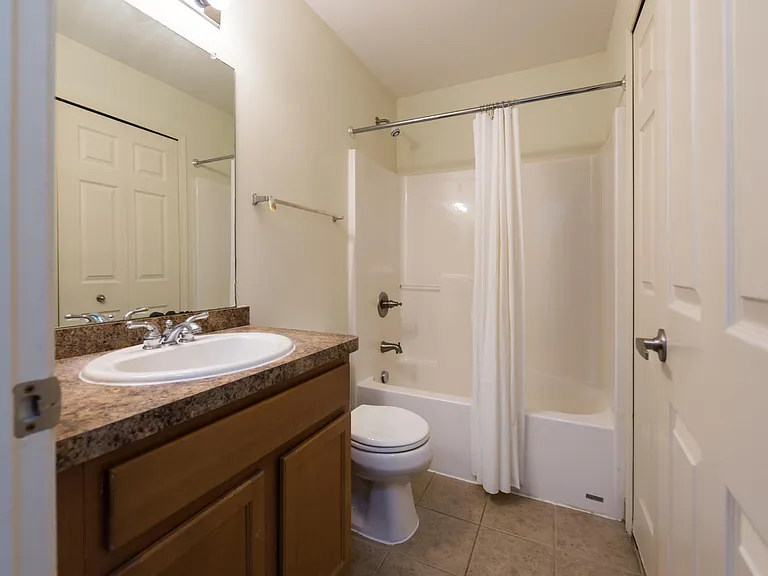 120 W Oakbrook Dr — Photo 7