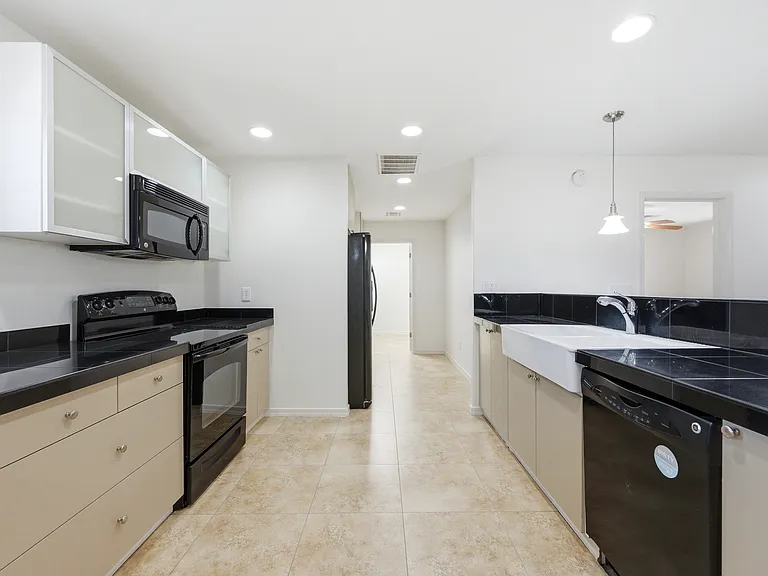 3902 W Surrey Ave — Photo 9