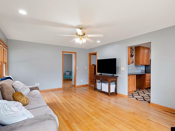 5th image of 1104 Delmar St